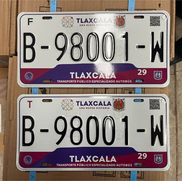 B-98001-W, placas de autobús de Tlaxcala, México, con diseño oficial y logotipos del gobierno estatal y transporte público.