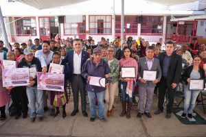 Grupo de personas en un evento de entrega de reconocimientos y premios en un espacio cubierto en Tlaxcala, México.