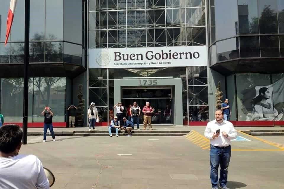 Edificio con cartel que dice "Buen Gobierno" en la entrada, con varias personas afuera, en un día soleado, en Tlaxcala, México, mostrando actividad cívica y participación ciudadana.