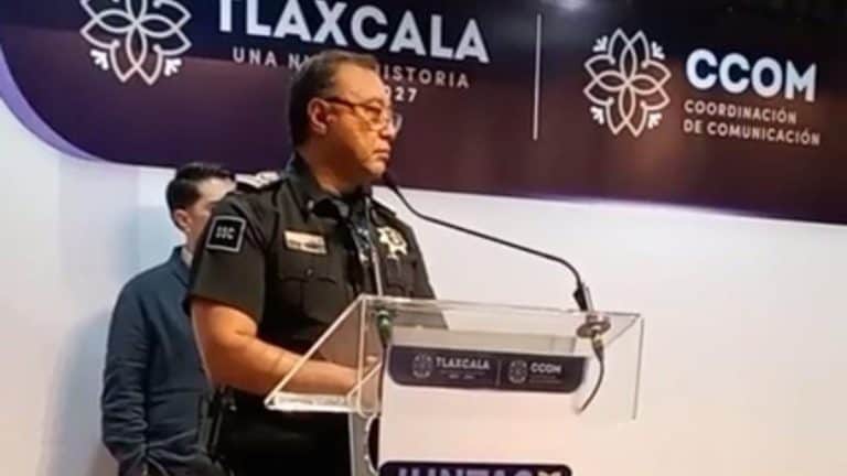 Policía de Tlaxcala en una conferencia de prensa, con el logo de la CCOM y el escudo del estado, durante un evento oficial en Tlaxcala, México.