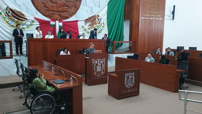 Sala de audiencias en Tlaxcala con jueces y abogados durante una sesión judicial formal.