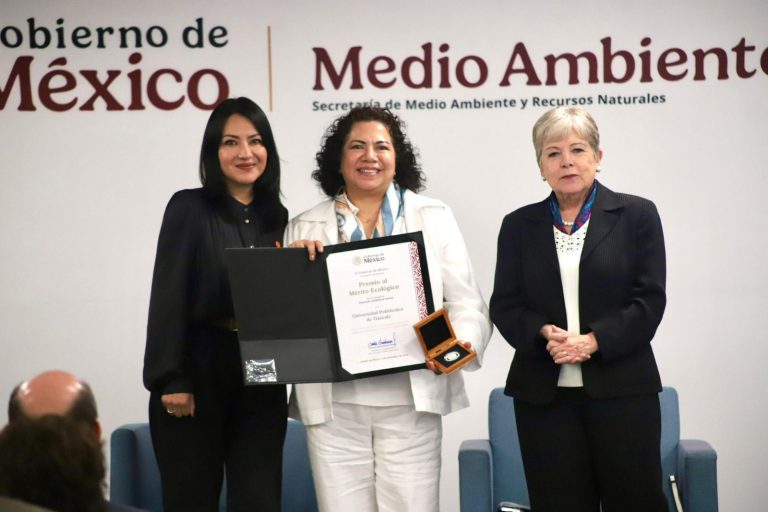 Reconocimiento de premiación en medio ambiente con tres mujeres en un evento oficial en Tlaxcala, México.
