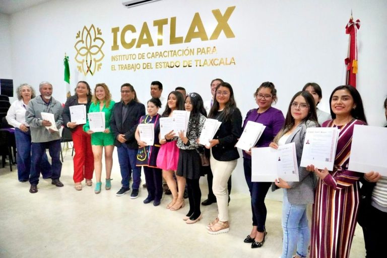 Capacitación para el trabajo en Tlaxcala, con participantes que reciben certificados en un evento formal en un salón del Instituto de Capacitación para el Trabajo del Estado de Tlaxcala (ICATLAX).