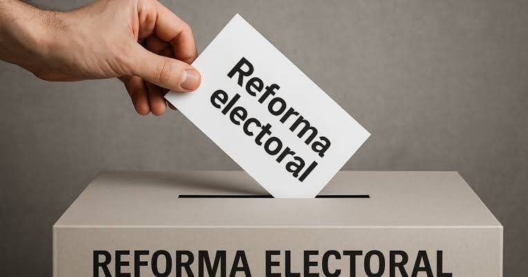 Voto depositado en una urna para la reforma electoral en Tlaxcala, México, promoviendo la participación ciudadana y la transparencia en los procesos democráticos.