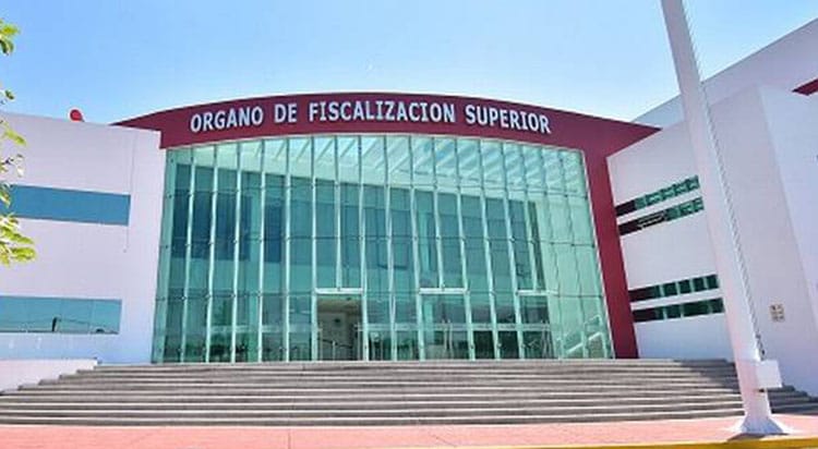 Control de fiscalización superior en un edificio moderno con fachada de vidrio y señalización en letras rojas.