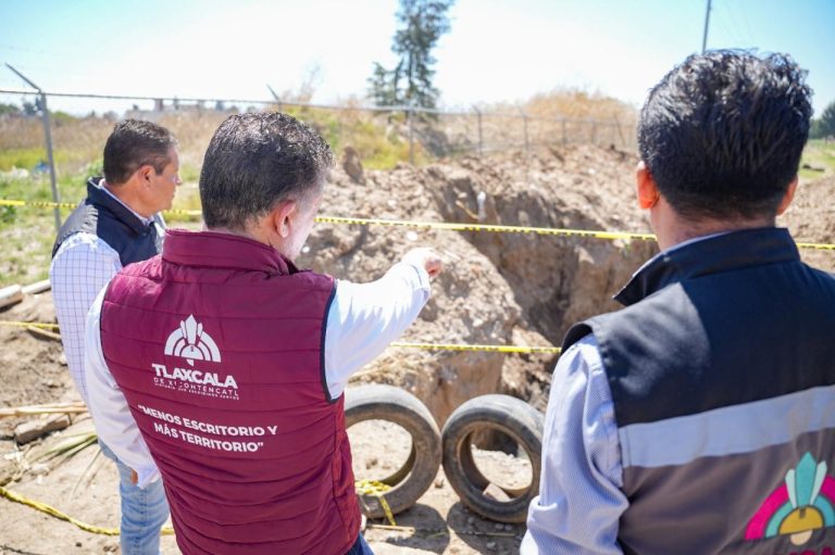 Inspección en sitio de construcción con funcionarios revisando el terreno y señalización de seguridad en Tlaxcala, México.