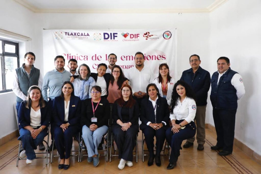 Personal de salud y funcionarios en una capacitación sobre atención emocional en Tlaxcala, participando en un programa impulsado por DIF y clínicas de salud para mejorar el bienestar emocional de la c.