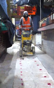 Pavimentación de concreto en proceso en una calle de Tlaxcala, con señalización y maquinaria en uso para mejorar la infraestructura urbana.