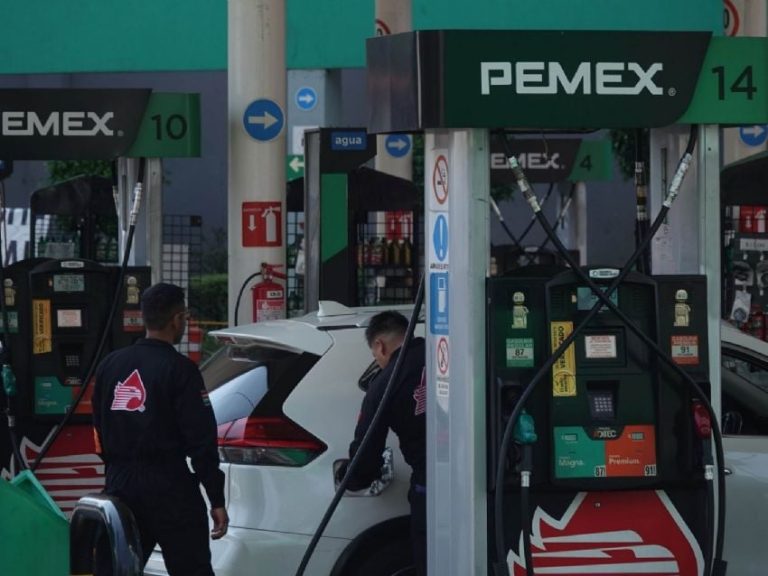 Bomba de gasolina en una estación PEMEX con dos empleados atendiendo un vehículo blanco en Tlaxcala, México, durante el día.