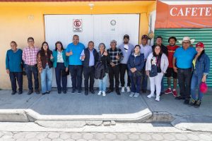 Grupo de personas posando frente a un establecimiento en Tlaxcala, México, en un día soleado.
