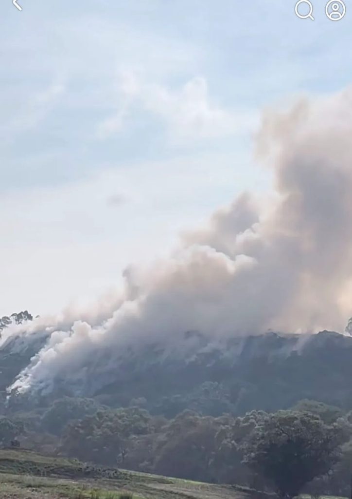 Nube de humo y vapor sobre las montañas de Tlaxcala, indicando actividad volcánica o incendio forestal en la región.
