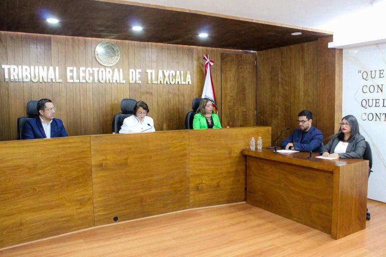 Juez y funcionarios en una sala del Tribunal Electoral de Tlaxcala durante una sesión formal.