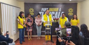 Grupo de personas en una conferencia de prensa con logotipos del PRD y un cartel que dice "Salvar a Tlaxcala".