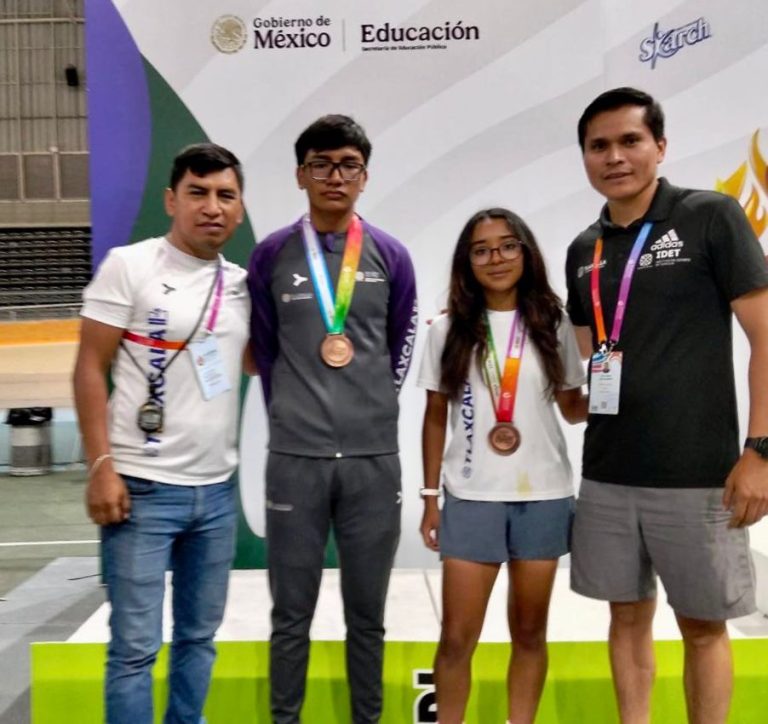Atleta con medalla de oro en una ceremonia de premiación en un evento deportivo en Tlaxcala, México.