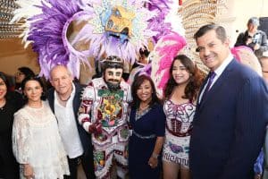 Disfraz tradicional de Tlaxcala con plumas coloridas y máscara en una celebración cultural.
