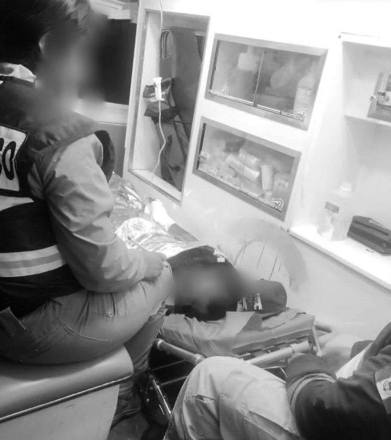 Asistencia de emergencia en una clínica, con personal atendiendo a un paciente en una camilla, en un entorno de sala de emergencias con equipo médico visible.