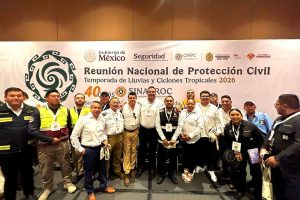 Protección civil en reunión nacional sobre lluvias y ciclones tropicales 2026 en México, con autoridades y expertos en seguridad y gestión de emergencias, en un evento oficial.