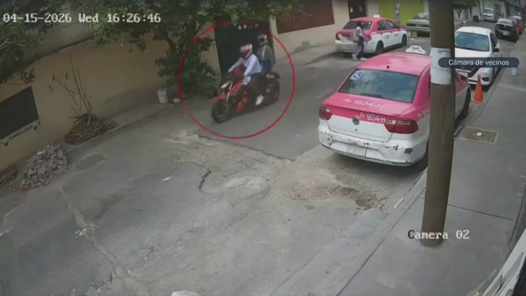 Persona en motocicleta circulando por la calle, capturada por la cámara de vigilancia en Tlaxcala, México, el 15 de mayo de 2026.