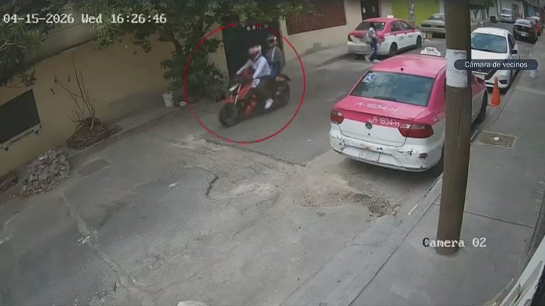 Persona en motocicleta circulando por la calle, capturada por la cámara de vigilancia en Tlaxcala, México, el 15 de mayo de 2026.