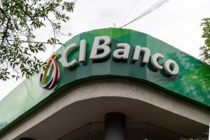 CIBanco logo en la fachada de una sucursal bancaria en un entorno urbano.