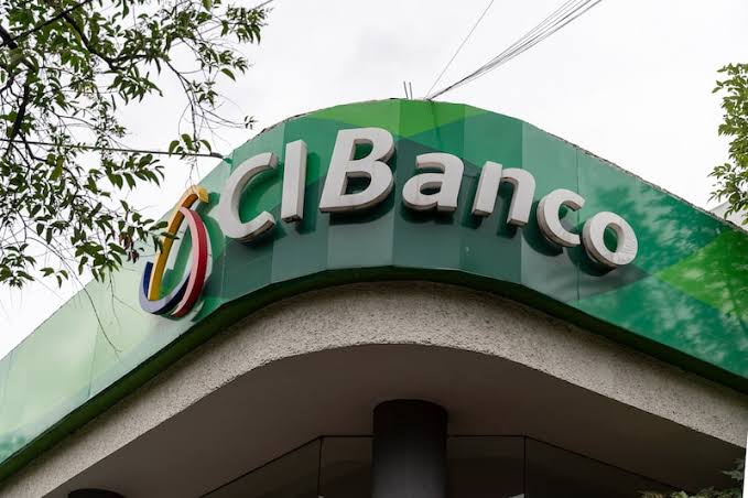 CIBanco logo en la fachada de una sucursal bancaria en un entorno urbano.