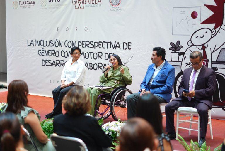 La inclusión con perspectiva de género en el foro en Tlaxcala, con participación de personas en silla de ruedas y expertos en desarrollo social, promoviendo igualdad y diversidad.