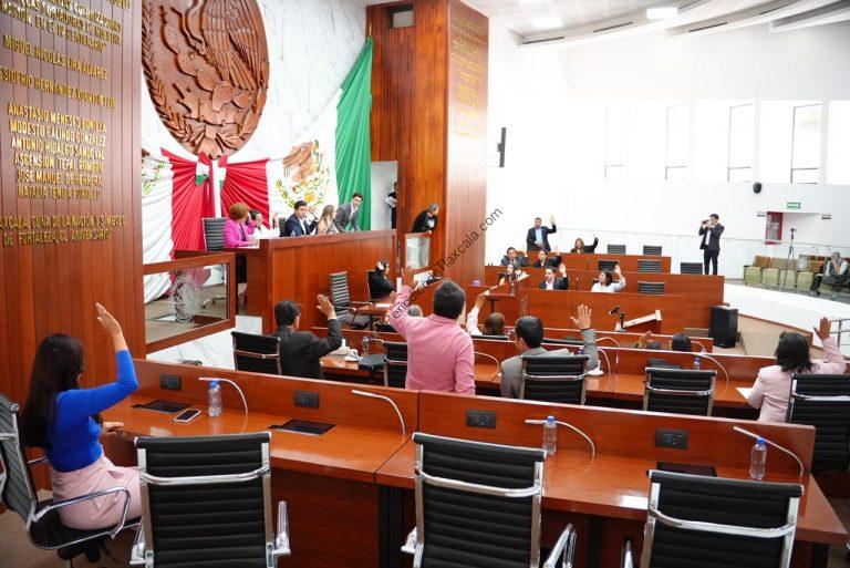 Sala de sesiones del Congreso de Tlaxcala con legisladores y asistentes en una sesión plenaria.