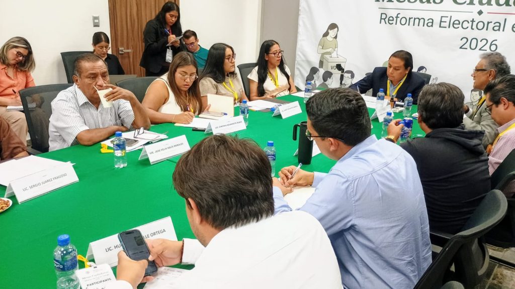 Reunión de expertos y funcionarios en una mesa de discusión sobre la Reforma Electoral 2026 en Tlaxcala.