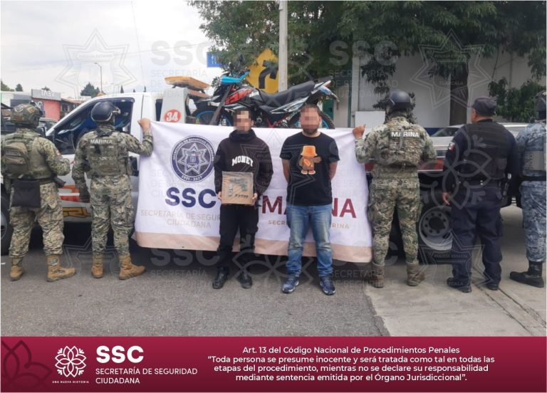 Policías y civiles en una operación de seguridad en Tlaxcala, México, con vehículos y motocicletas en el fondo, durante una acción coordinada para mantener el orden público.
