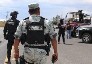 Oficiales de la Guardia Nacional en operativo en carretera, vigilando y controlando el tránsito en Tlaxcala, México.