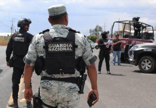 Oficiales de la Guardia Nacional en operativo en carretera, vigilando y controlando el tránsito en Tlaxcala, México.