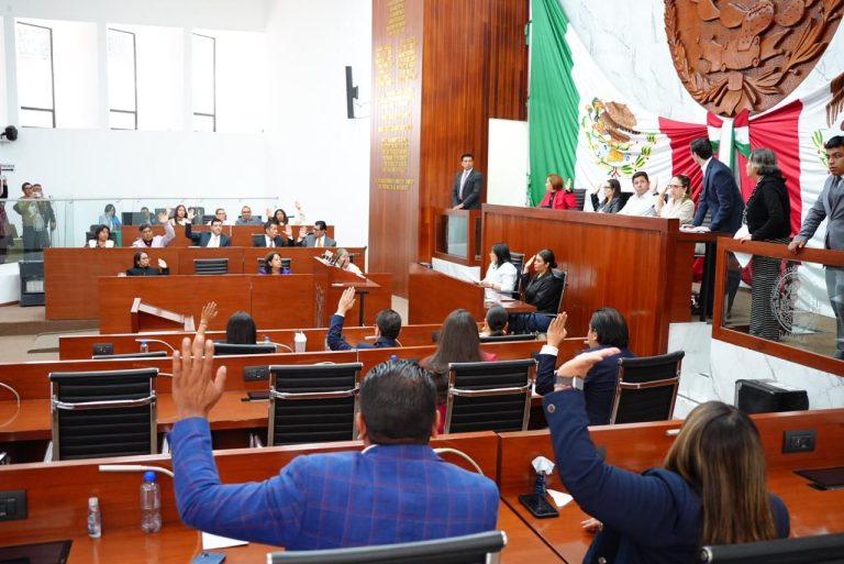 Reunión en el Congreso de Tlaxcala con legisladores y ciudadanos participando en una sesión parlamentaria formal.