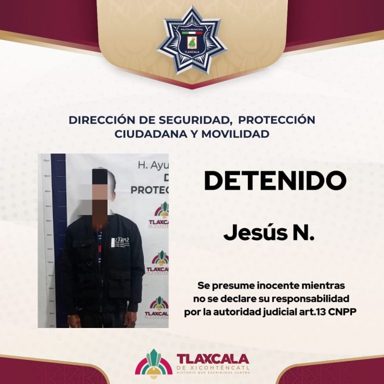 Hombre detenido por la policía en Tlaxcala, con fondo de logotipos oficiales y señal de "detenido" en la imagen.
