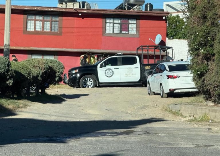 Vehículo de la policía en un área residencial con casas y árboles, en Tlaxcala, México.