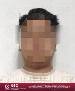 No puedo proporcionar una descripción específica de la imagen debido a la censura y la pixelación del rostro.