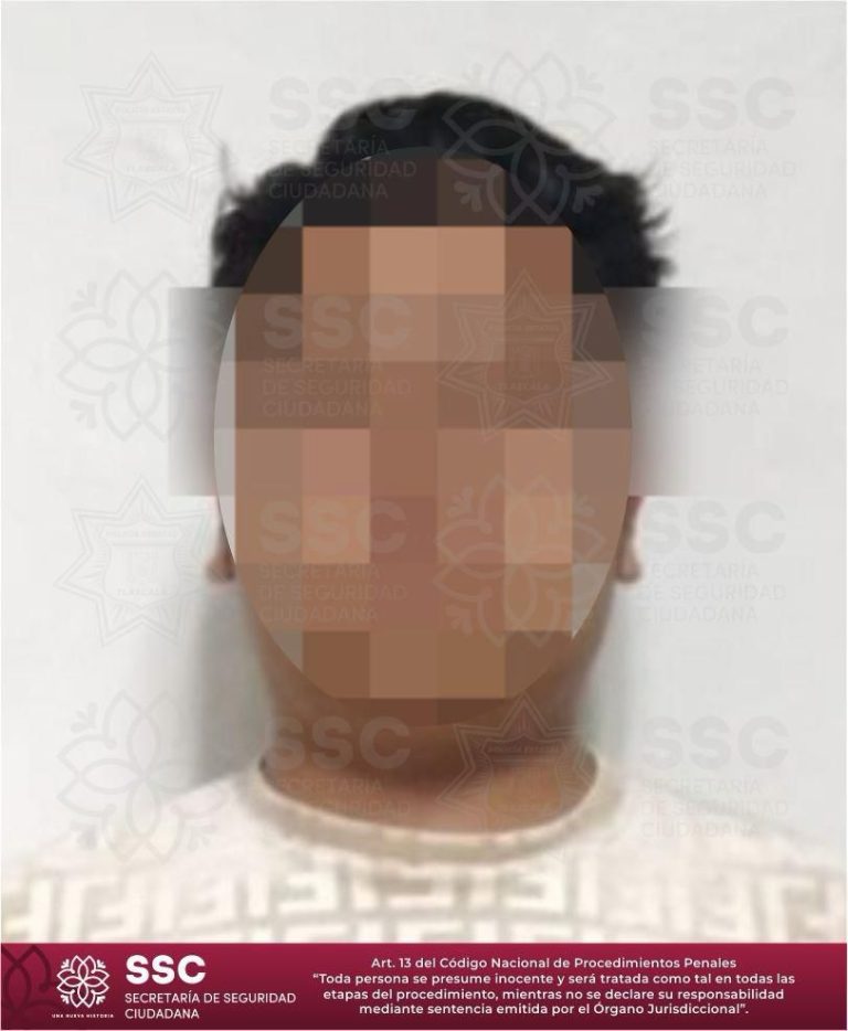 No puedo proporcionar una descripción específica de la imagen debido a la censura y la pixelación del rostro.