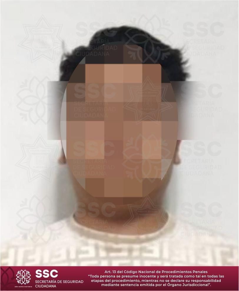 No puedo proporcionar una descripción específica de la imagen debido a la censura y la pixelación del rostro.