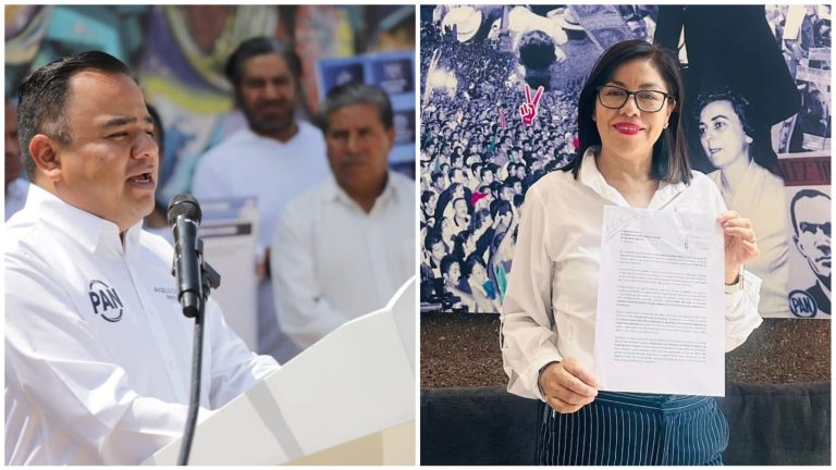 Manifestante con gafas y blusa blanca sosteniendo un documento en un evento político en Tlaxcala, México, con fondo de mural y otras personas presentes.