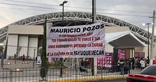 Cartel en un evento cultural en Tlaxcala con mensaje dirigido a Mauricio Pozos y alusiones a la cultura y la ciudad.