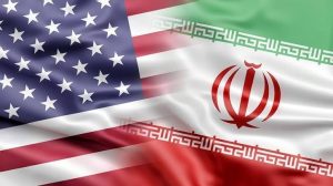 Banderas de Estados Unidos e Irán onde ondean juntas, simbolizando la relación diplomática entre ambos países. La imagen muestra las banderas en un fondo que refleja movimiento y tensión polític.