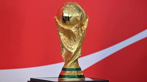 Copa del Mundial de Fútbol en color dorado sobre fondo rojo con detalles en blanco.
