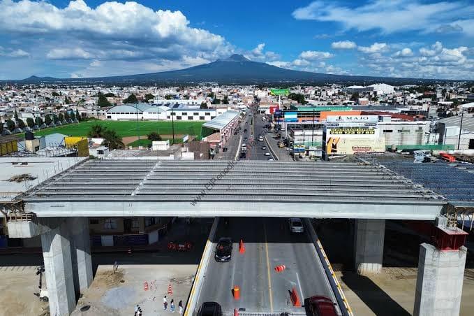 Gobernadora pide acelerar obra del viaducto en Chiautempan ante retrasos